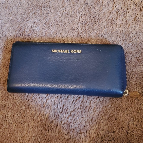 Michael Kors wallet - Picture 1 of 3